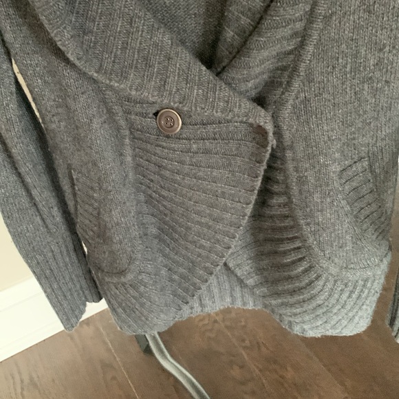 Women’s Swetaer - Picture 3 of 5